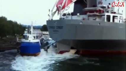 Корабль замял много яхт и лодок