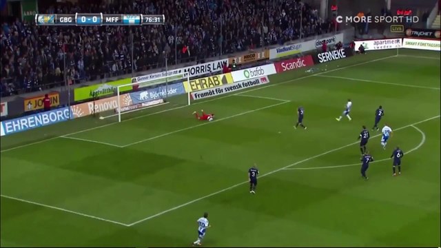 Un footballeur envoie un poteau de corner sur les supporters après avoir reçu plusieurs bombes agricoles