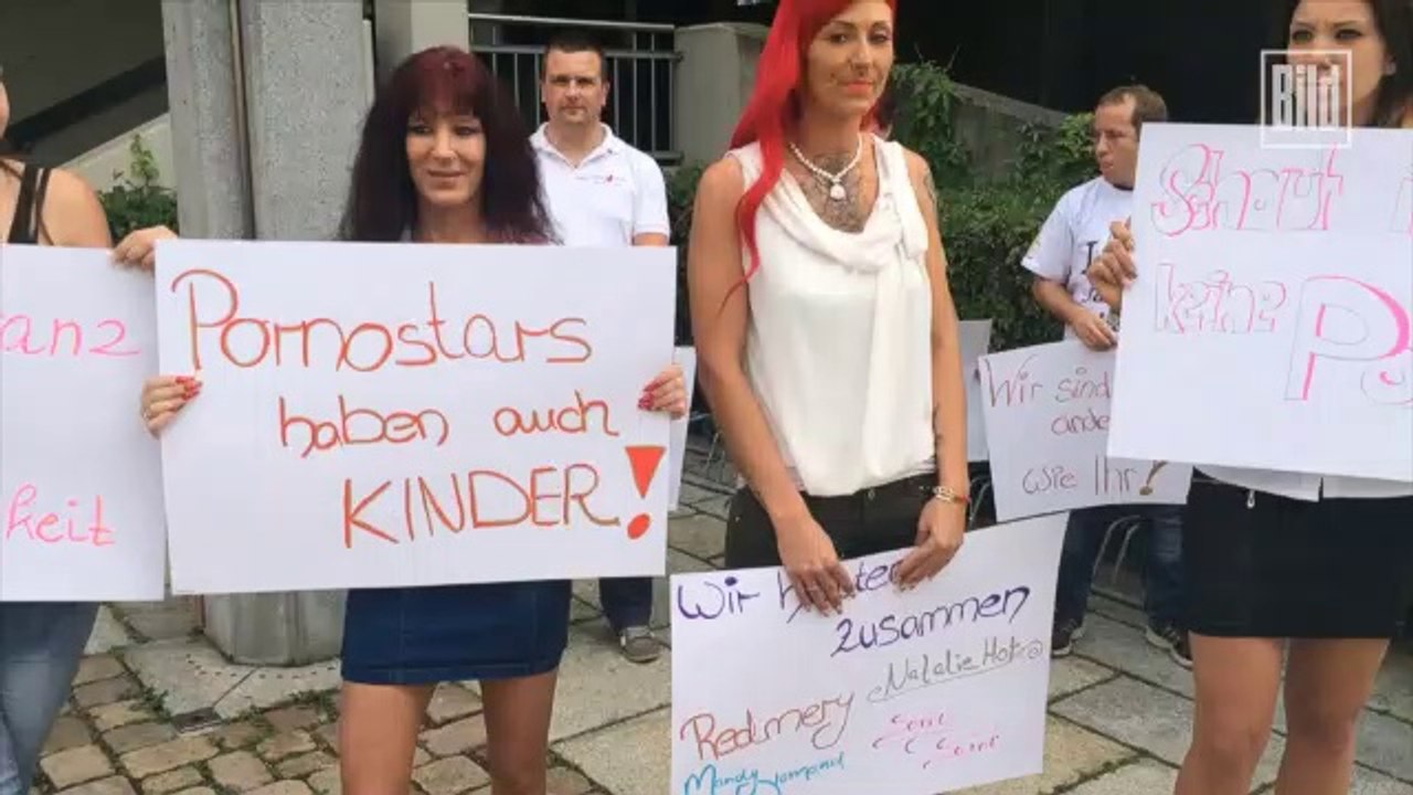 Natalie Hot - Nachbarschaft mobbt Web-Cam-Girl