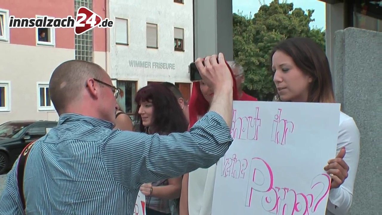 Natalie Hot Demo vor dem Rathaus in Ampfing