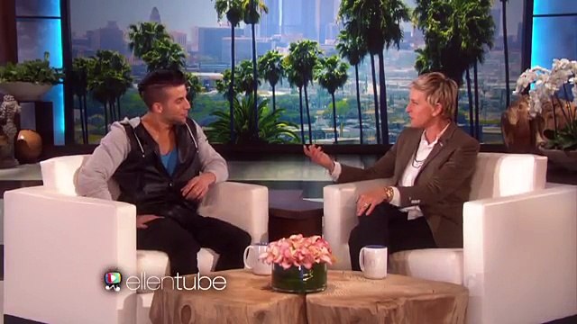 Un Ragazzo Si Avvicina Al Tapis Roulant... Quando Inizia La Musica Guardate I Suoi Piedi! INCREDIBILE!