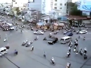 Böyle Trafik Görülmedi! Bu Ülkede Motora Binmeyeni Dövüyorlar!