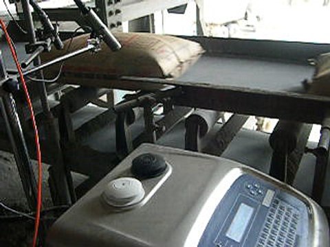 Máy in phun date tự động trên bao xi măng - VMSCO.VN