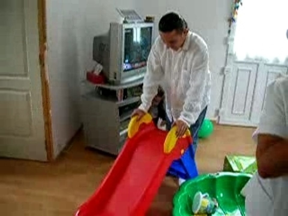 Toute contente du toboggan