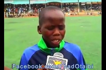 طفل افريقي يقلد المعلق فهد العتيبي رغم أنه لا يجيد اللغة العربية.