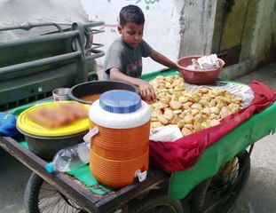 Ghareeb Ka Beta Eid K Din B Aaloo Chole Bech Rha Hota Hai