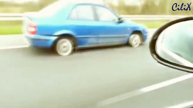 Машина на трассе на дисках без покрышек