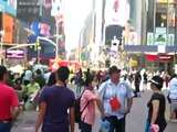Un pervers filme une danseuse dans la rue et se fait grillé par les passants