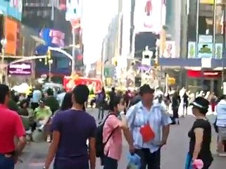 Un pervers filme une danseuse dans la rue et se fait grillé par les passants