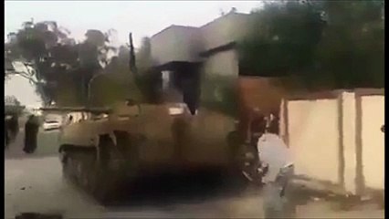 Un soldat libyen avec des rollers au pied