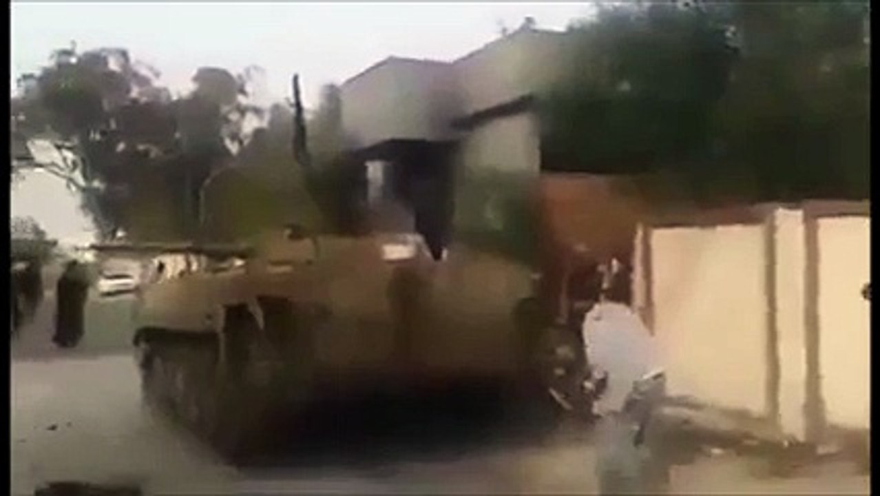 Un soldat libyen avec des rollers au pied