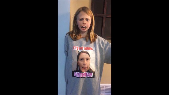 Un face swap effrayant avec la tête de sa mère sur un tshirt