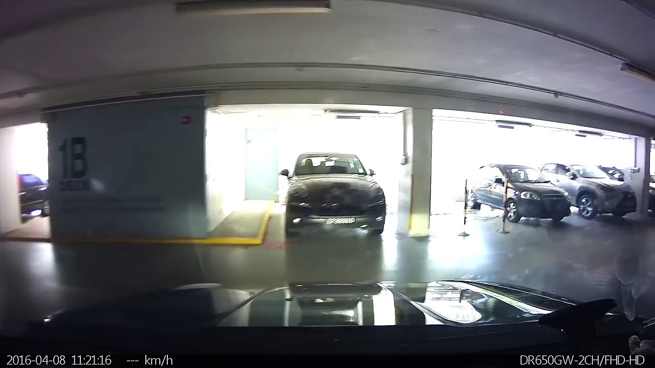 Quand une porsche fait marche arrière un peu trop vite