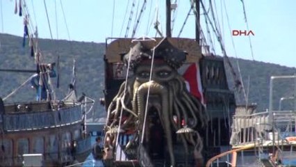 Bodrum'da 'Korsan Gemi' Görünümlü Tur Tekneleri