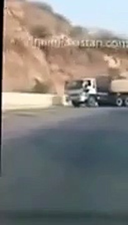 Brave car driver controls and stops 22 wheeler trailer with failed brakes on motorway in pakistan
