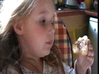J-Lou mange une tartine de Nutella