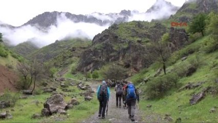 Hakkari Dağcılar, Ters Laleler Arasında Kardeşlik Mesajı Verdi