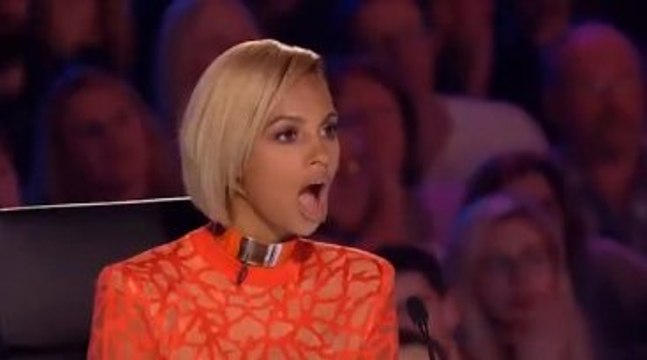 Baş Aşağı Piyano Çalan Müzisyen Ağızları Açık Bıraktı