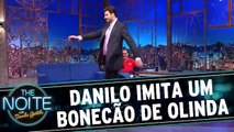 Danilo Gentili imita um bonecão de Olinda