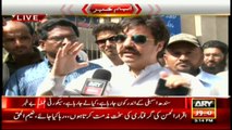 FixIt campaigner Alamgir Khan reaches police station in support of Iqrar