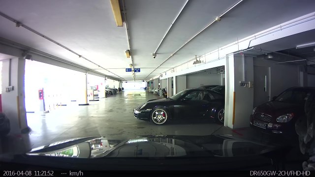 Il rate sa manoeuvre avec sa Porsche 911 dans un parking