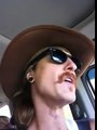 Un cowboy fait du beatbox psychédélique en conduisant... Musique aborigène