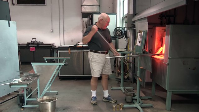 Un souffleur de verre réalise un verre à pied.. imperssionnant !