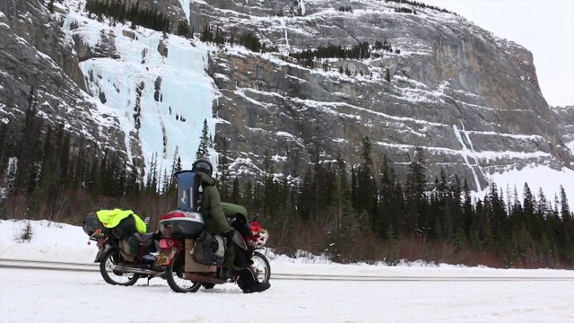 Ils traversent le canada et l'alaska sur des scooters et mobylettes !