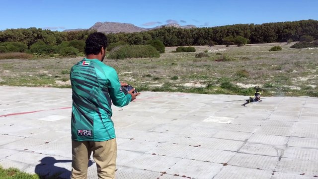 Figures aériennes de fou avec un Hélicoptère télécommandé