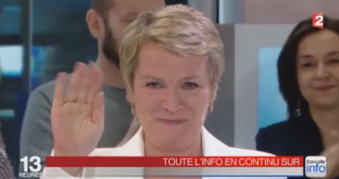 Élise Lucet émue aux larmes et acclamée par ses équipes après son dernier journal (vidéo)