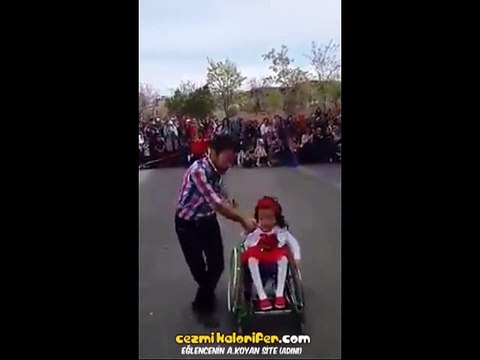 Engelli Öğrencisiyle Dans Gösterisi Sunan Güzel Öğretmen