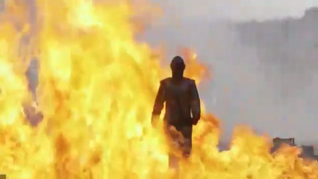 Un cascadeur marche au milieu d'un champ de mines !