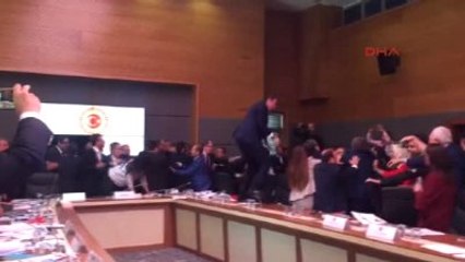 Bursa - Ak Partili Aydın: Bakanımıza Zarar Verirler Düşüncesi ile Masanın Üzerinden Atladım