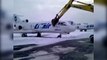 Russie : un employé se fait virer et détruit un avion à coups de pelleteuse