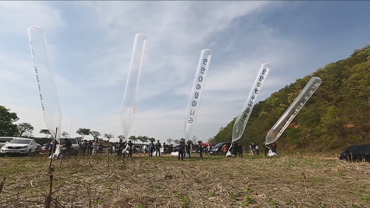 Desertores norcoreanos lanzan globos con propaganda en contra de Corea del Norte