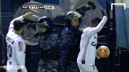 Touché par un briquet, Robinho s'effondre par terre !