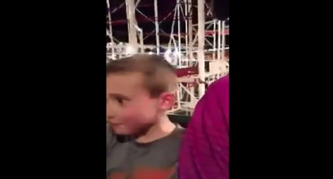 Il sauve son enfant dans des montagnes russes et reste d'un calme impressionnant