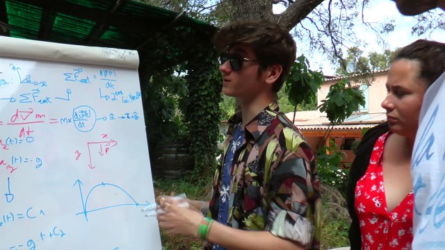 Des élèves de terminale révisent le bac avec des moines sur une île