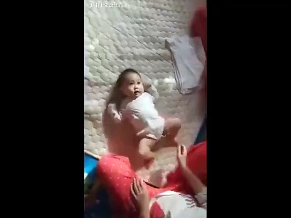 Böyle emekleme görmediniz!