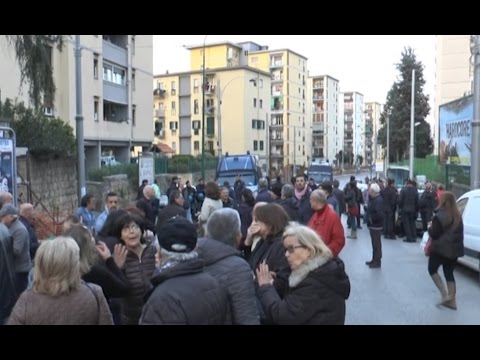 Video Napoli - Da dieci giorni senza energia elettrica, protesta ai Colli Aminei (28.04.16)