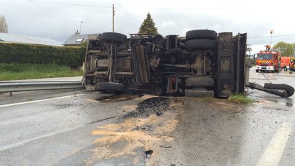 Un poids-lourd contenant du goudron râpé s'est renversé sur la route de Sées