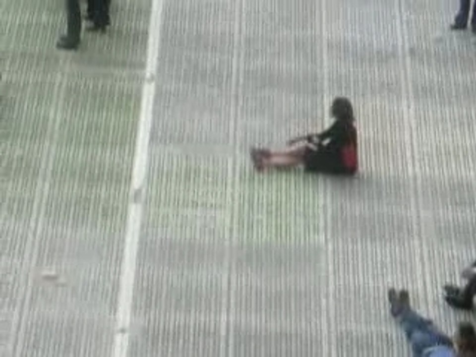 Fille Faisant abdos Muse 23 juin