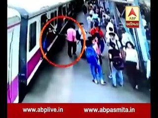 mumbai youth died after being hit by signal board from local-train