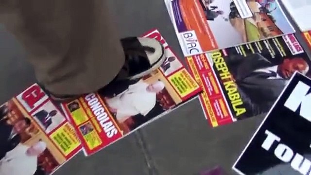 Le Drapeau du Congo Brazzaville Déchiré et Brulé par les Congolais RDC devant l'ambassade du Congo-Brazza à Londres