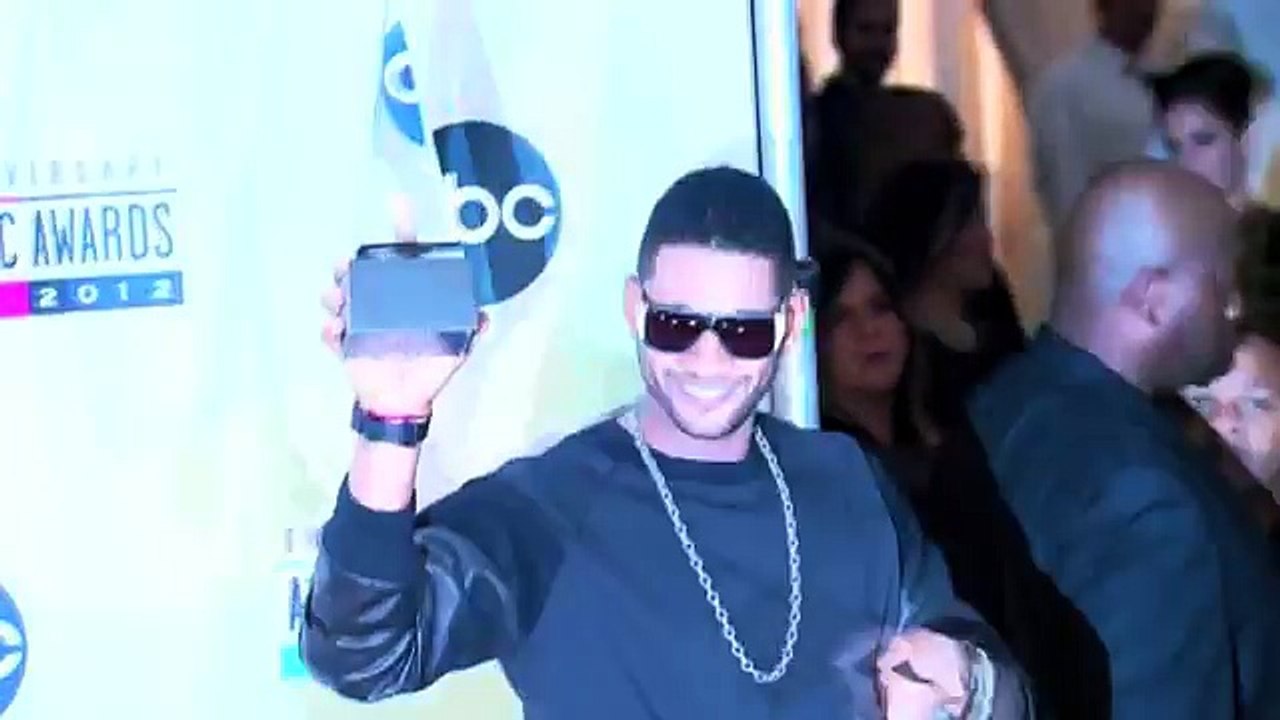 Usher EXPOSES His CROTCH On Snapchat