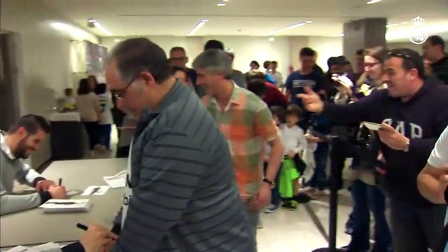 Gareth Bale and Kiko Casilla meet Real Madrid fans in San Sebastián! - HD 1080p