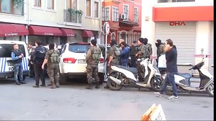 Después que asaltó un banco tiró los billetes por un balcón