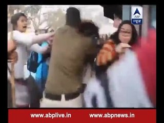 viral Video of delhi Police Attack on Girl Student