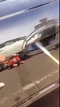 Vorrebbe Aprire La Sua Auto, Ma Guardate Cosa Trova Sotto La Maniglia… PAZZESCO!!