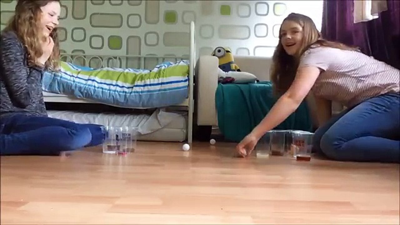 Beerpong challenge - lisa en Zoe - de dinsdag video